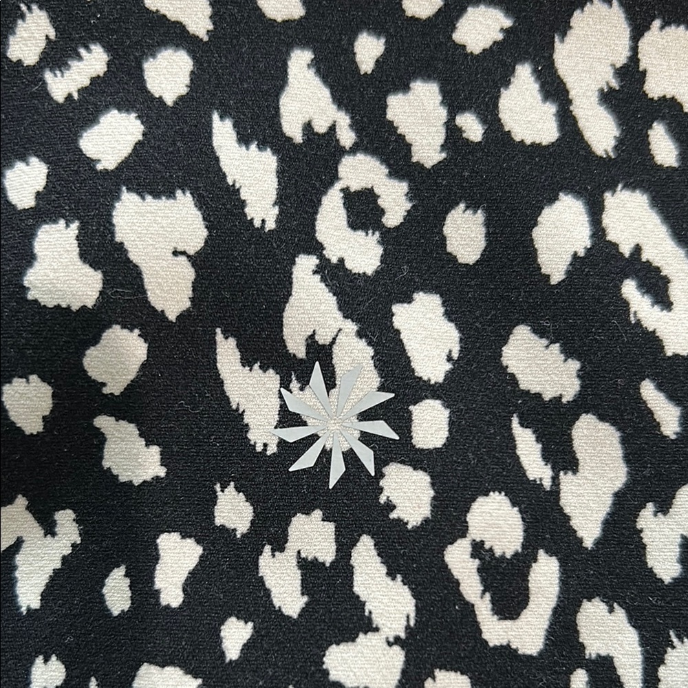Worn once - ATHLETA Leopard Print Salutation Stash Pocket 7/8 Tights - Picture 5 of 7